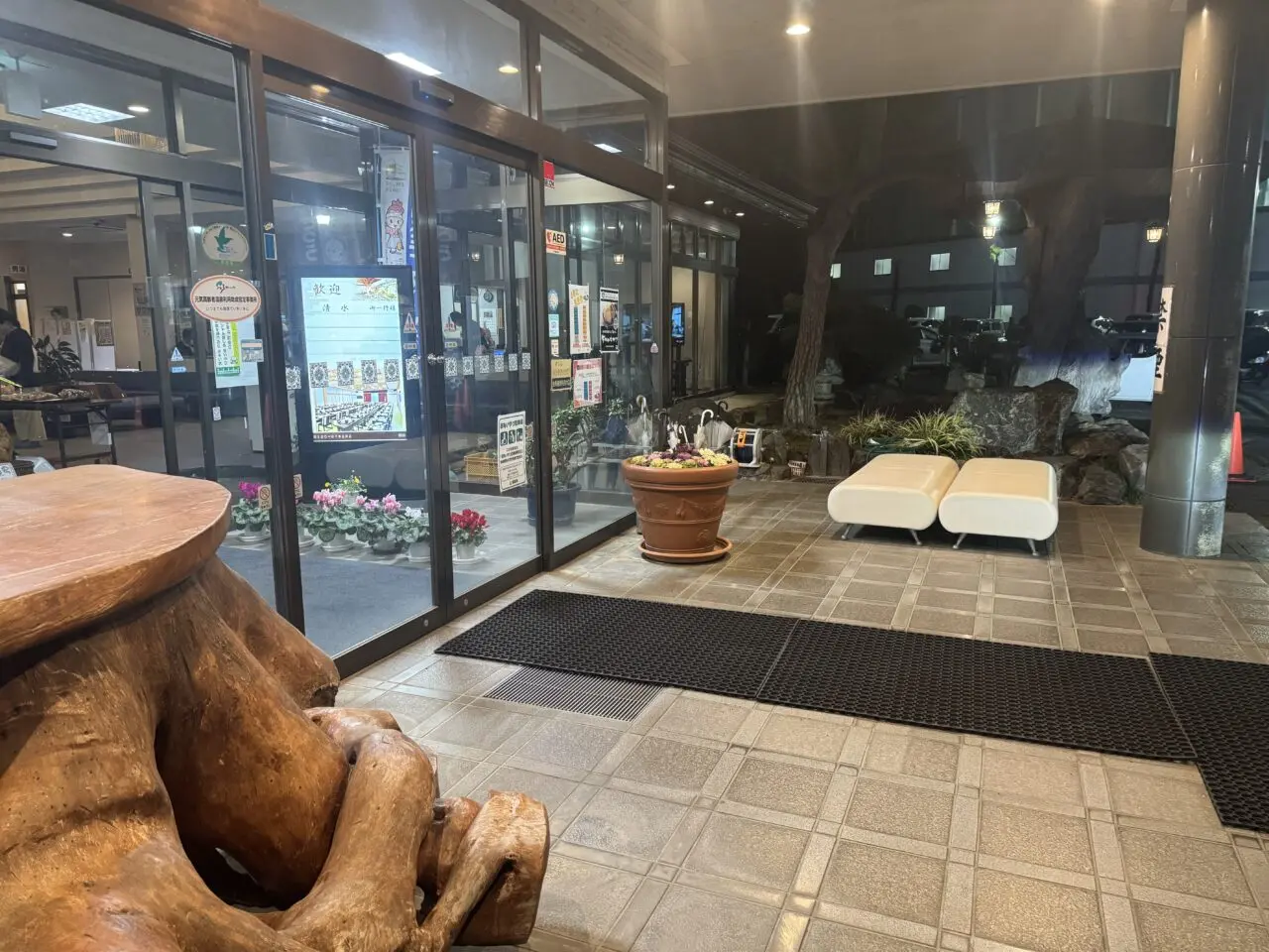 2026年なりた温泉の玄関