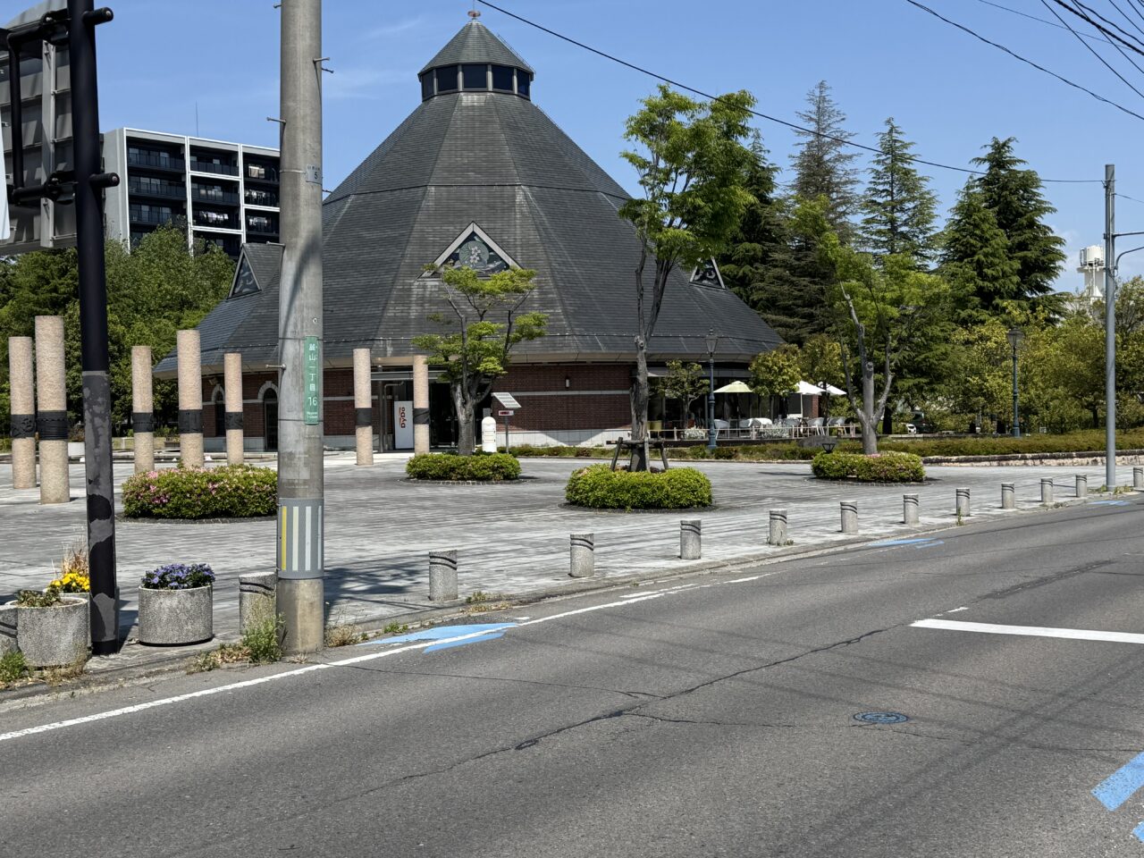 2026年5月のオレンジペコ21世紀公園内にあるとんがり屋根の建物