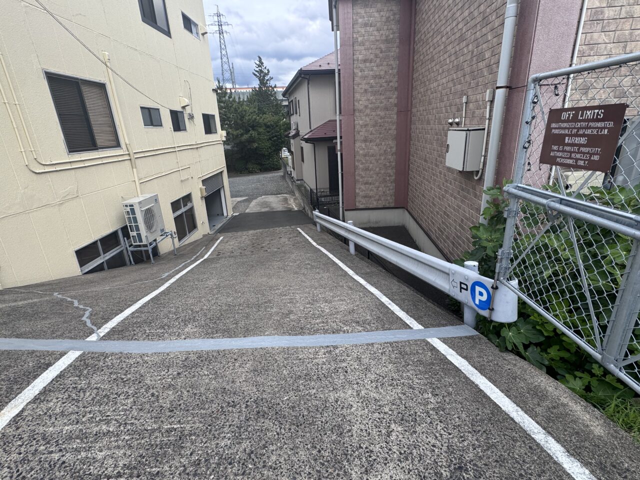 2026年6月H.B GARAGEの駐車場への道