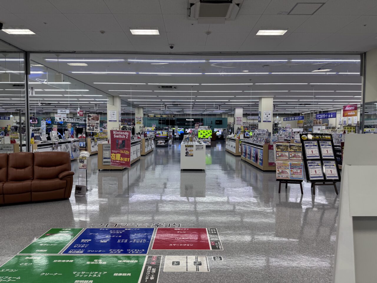 2026年6月のヤマダ電気店内エスカレータ上ったところ