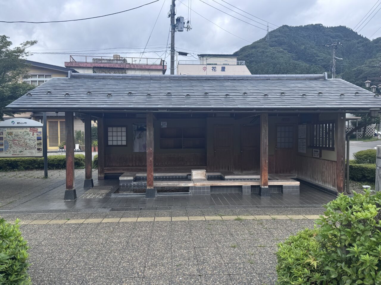 2026年7月の磐梯熱海駅前の足湯